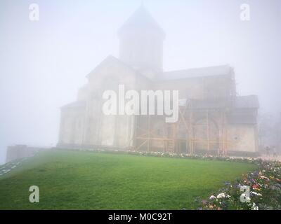 La nebbia in città Signagi in corrispondenza della Georgia la regione più orientale Foto Stock