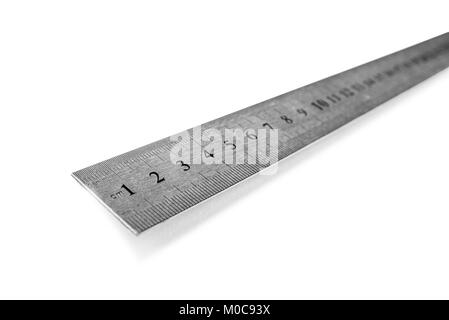 Righello di metallo in centimetri o in pollici. Strumento di misurazione su  sfondo bianco Foto stock - Alamy