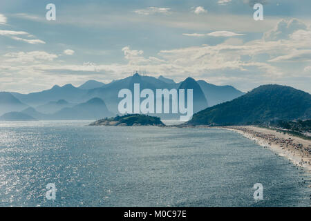 Vista di Rio de Janeiro come visto da Niterói, Brasile Foto Stock