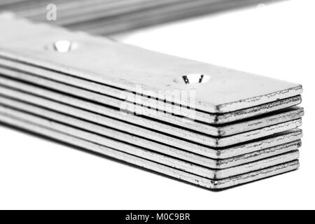 Angolo di metallo staffe isolati su sfondo bianco Foto Stock