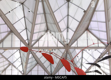 Close-up i dettagli della Galleria Nazionale di Arte Orientale soffitto edificio a Washington DC, Stati Uniti d'America. Openwork design architettonico moderno della galleria ceili Foto Stock