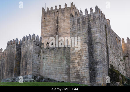 Castello del X secolo nella parte storica di Guimaraes città nella provincia del Minho del Portogallo settentrionale Foto Stock