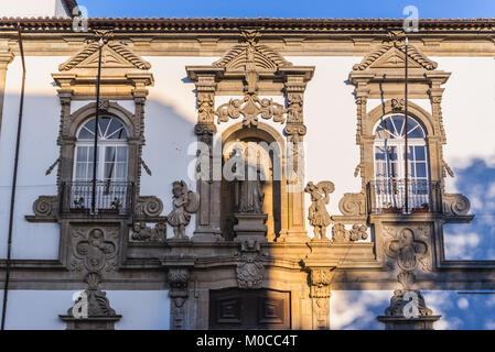 Municipio edificio, ex Santa Clara monastero nel centro storico di Guimaraes città nella provincia del Minho del Portogallo settentrionale Foto Stock