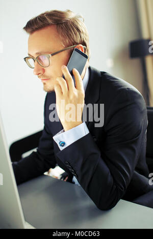 Giovane uomo d affari che lavorano in ufficio. Foto Stock