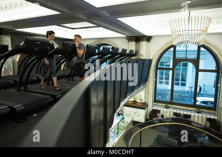 E da Equinox, high-end di lusso palestra di appartenenza, a no.12 St James Street, Londra, Inghilterra, Regno Unito Foto Stock