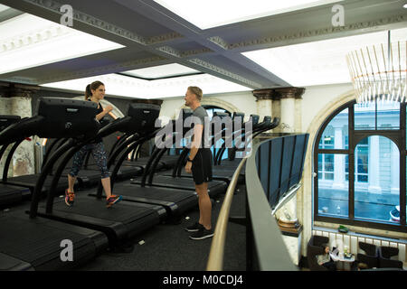 E da Equinox, high-end di lusso palestra di appartenenza, a no.12 St James Street, Londra, Inghilterra, Regno Unito Foto Stock