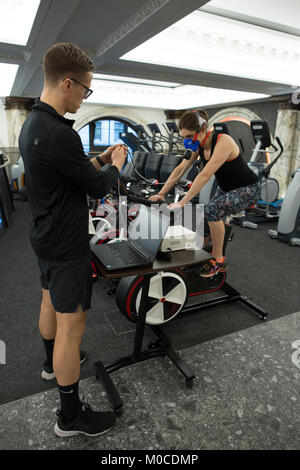 E da Equinox, high-end di lusso palestra di appartenenza, a no.12 St James Street, Londra, Inghilterra, Regno Unito Foto Stock