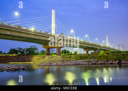 night view of a bridge in Hsinchu Foto Stock