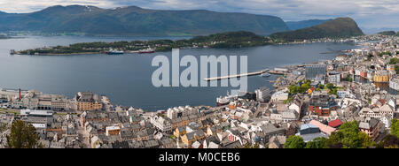 Aksla presso la città di Alesund , Norvegia riprese aeree. Si tratta di un porto di mare, ed è nota per la sua concentrazione di architettura Art Nouveau. Foto Stock
