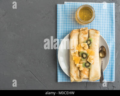 Deliziose frittelle di banane, kiwi e arancione Foto Stock
