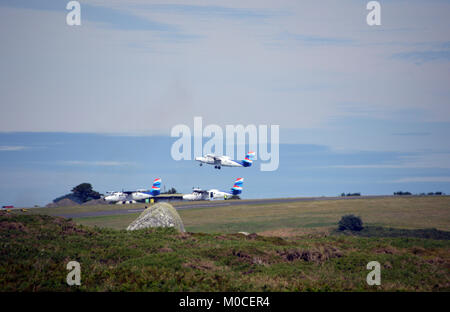 Un Skybus De Havilland Twin Otter aereo decolla da St Marys, isole Scilly, Inghilterra, Cornwall, Regno Unito. Foto Stock