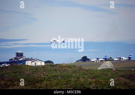 Un Skybus De Havilland Twin Otter aereo decolla da St Marys, isole Scilly, Inghilterra, Cornwall, Regno Unito. Foto Stock