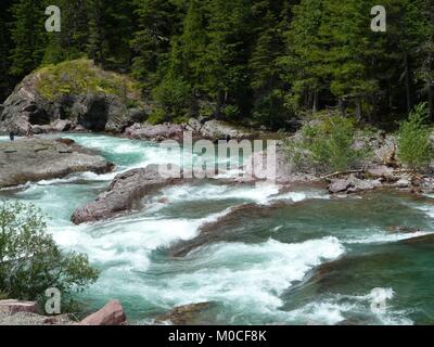 Blu verdastro in rapido movimento di acqua, meglio noto come acqua bianca o rapids rush rapidamente verso il basso flusso. Un grande sport di acqua per kayakers. Foto Stock