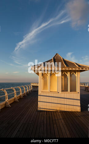 Posti a sedere coperti su Cromer Pier, Norfolk, Regno Unito Foto Stock