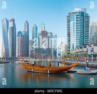 Dubai - i grattacieli di Marina e le barche Foto Stock