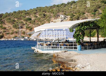 Una taverna sulla spiaggia a Spartohori sull'isola greca di Megainissi su agosto 31, 2008. Foto Stock