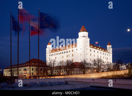 Bratislava - Il castello dal Parlamento durante la notte e bandiere. Foto Stock