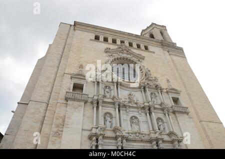 Facciata principale della Cattedrale di Girona, in Catalogna, al nord-est della Spagna. Foto Stock