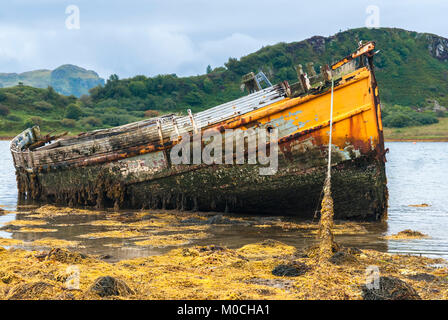 Il decadimento gradualmente il relitto della "nostra Atalanta' giacente in Loch Craignish vicino Ardfern, Argyll and Bute, Scozia. 09 settembre 2007. Foto Stock