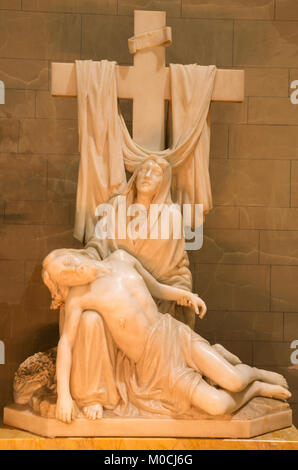 Londra, Gran Bretagna - 17 settembre 2017: la statua in marmo della Pietà nella chiesa di San Giacomo Spagnolo luogo da J.F. Bentley dalla fine del 19. secolo. Foto Stock