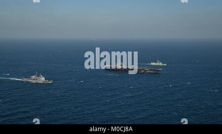 La portaerei USS Theodore Roosevelt (CVN 71) transito il Golfo Arabico con il Bahrain Royal Naval Force Oliver Hazard Perry-class frigate RBNS Sabha (FFG-90) e visite-missili cruiser USS Bunker Hill (CG 52) durante una nave esercizio di manovra. Foto Stock