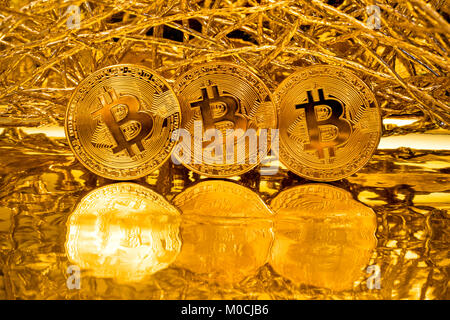 Vista di monete d'oro di Bitcoin cryptocurrency nella rete globale Foto Stock