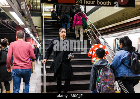 La città di New York, Stati Uniti d'America - 27 Ottobre 2017: la gente in metropolitana di transito della piattaforma in NYC Stazione della Metropolitana dopo il lavoro per i pendolari con treno, donna fare a piedi Foto Stock