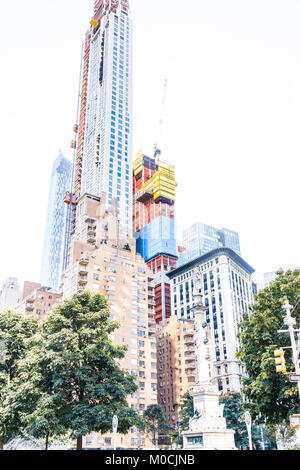 La città di New York, Stati Uniti d'America - 28 Ottobre 2017: Christopher Columbus Circle in Midtown Manhattan con statua, grattacieli, costruzione, persone, fontana su Foto Stock