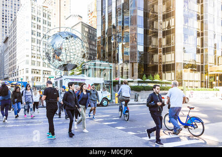 La città di New York, Stati Uniti d'America - 28 Ottobre 2017: Midtown Manhattan con folla gremita molte persone attraversando via Columbus Circle e Central Park road nel traffi Foto Stock