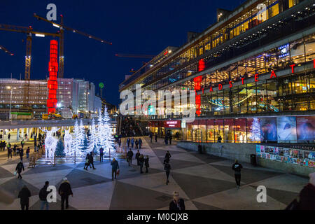 Stoccolma centrale vista di Sergels Torg durante il Natale con Kulturhuset (a destra) e la scultura di cristallo da Edvin Öhrström (sinistra), Stoccolma, Svezia Foto Stock