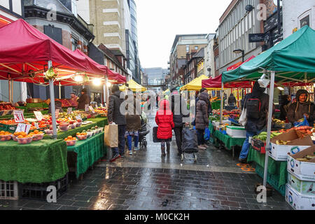 Frutta e verdura si spegne nel Surrey Street Market a Croydon, Londra sud raffigurato nel gennaio 2018. Foto Stock