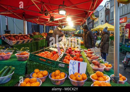 Un mercato fornitore di stallo su frutta e verdura in stallo effettua una vendita a Surrey Street Market a Croydon, a sud di Londra. Foto Stock