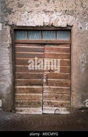 Porta di legno, un fienile in Trentino Alto Adige, Italia Foto Stock