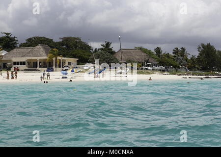 Pointe d'esny Beach è situato nel villaggio di Pointe d'esny, nella parte sud-est di Mauritius. Questa è una delle tante spiagge di Mauritius. Foto Stock