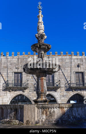 Fontana nella parte anteriore del vecchio municipio edificio in Piazza della Repubblica a Viana do Castelo città di Norte regione del Portogallo Foto Stock