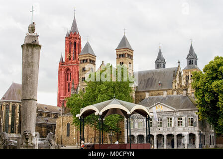 Vrijthof medievale a Maastricht Paesi Bassi con molte chiese diverse. Foto Stock