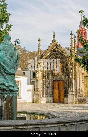 Città medievale piazza con Ingresso alla basilica e davanti una statua in bronzo di San Servatius di Maastricht Foto Stock