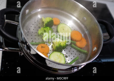 La cucina salutistica verdure al vapore di cavolfiori, broccoli e zucchine Foto Stock