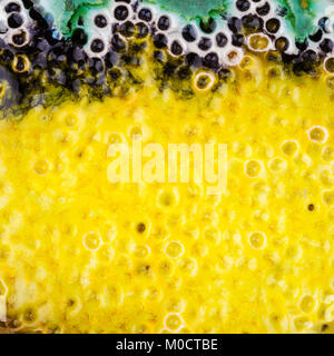 Closeup colpo di vetrate giallo punteggiato verde e nero texture ceramica Foto Stock