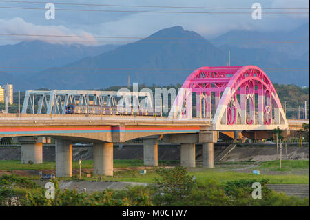 Ponte di notte in città Chubei, Hsinchu, Taiwan Foto Stock