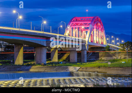 Ponte di notte in città Chubei, Hsinchu, Taiwan Foto Stock