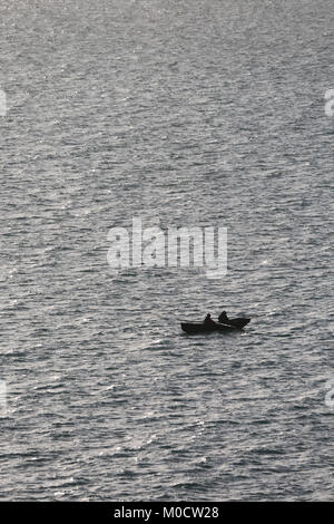 Barca galleggiante sul mare calmo Atlantica selvaggia modo, County Kerry, Irlanda Foto Stock