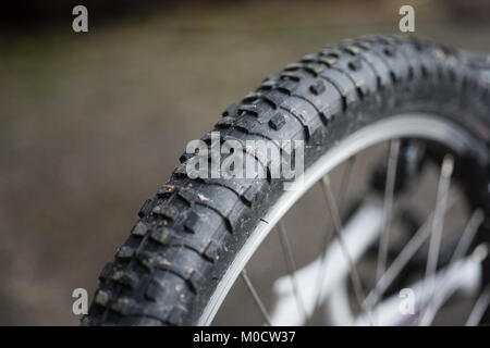 Pneumatico di una bicicletta con tacchetti Foto Stock