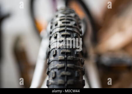 Pneumatico di una bicicletta con tacchetti Foto Stock