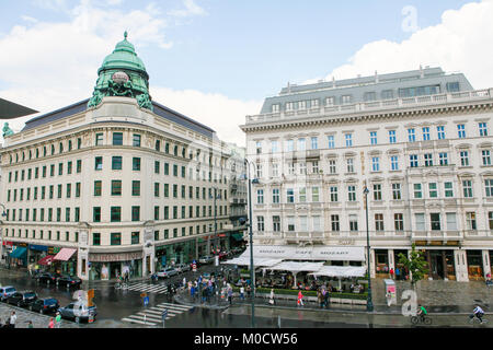 Vista su Hotel Sacher, un famoso hotel a cinque stelle , e Generali Building nella Innere Stadt nel primo distretto di Vienna, Austria Foto Stock