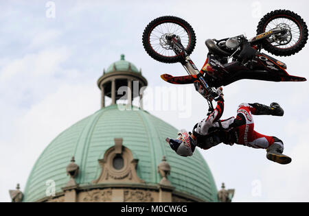 A Belgrado, in Serbia - 31 Maggio 2009: ciclista salta durante la Red Bull fighters international freestyle motocross exhibition tour di fronte nazionale serba p Foto Stock