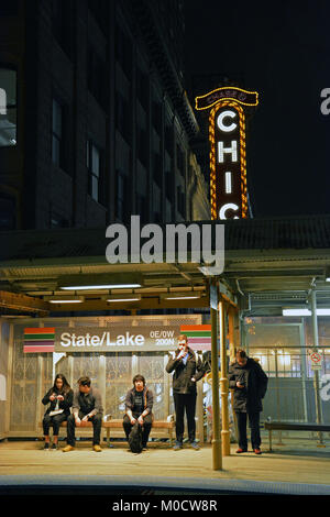 Piloti di attendere presso lo Stato e il Lago di treno L piattaforma in Chicago's Theatre District. Foto Stock