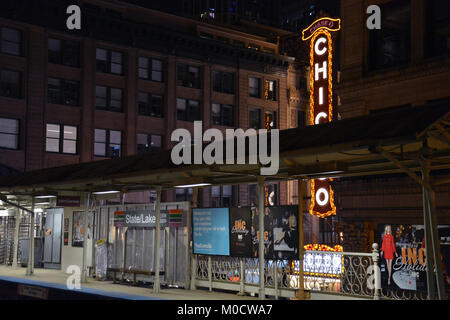 Il tendone per il teatro di Chicago è uno sfondo alla elevata L stazione in stato e lago. Foto Stock