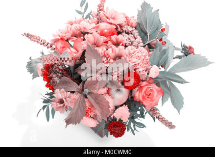 composizione autunnale con candela, zucca, fiori di astice viola, bacche di  spugna, fiori di edera e physalis Foto stock - Alamy