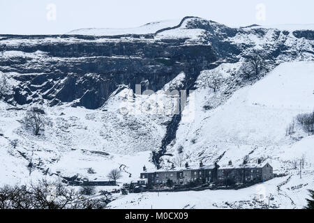 Pettini cava e alcuni dei lavoratori cottages per Foredale Quarry Foto Stock